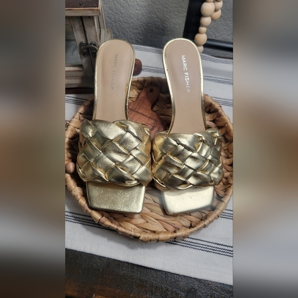 Marc Fisher Y2K Brizo Sandal GOLD EUC - Picture 3 of 11